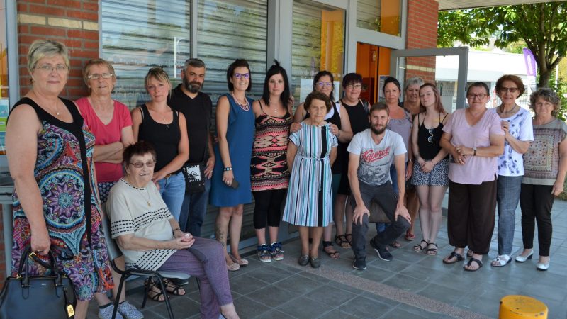 Des clients venus remercier et soutenir les salariés du Carrefour Contact de Saint-Michel
