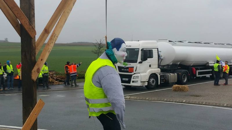 Les « gilets jaunes » décorent le rond-point et se préparent à tenir jusqu’à Noël