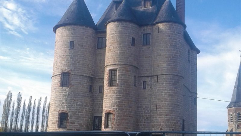 De Valhuon à Bours, balade automnale entre clochers et donjon