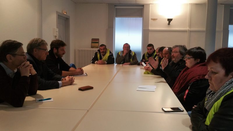Dix gilets jaunes témoignent de leur détresse au député et au maire de St-Pol