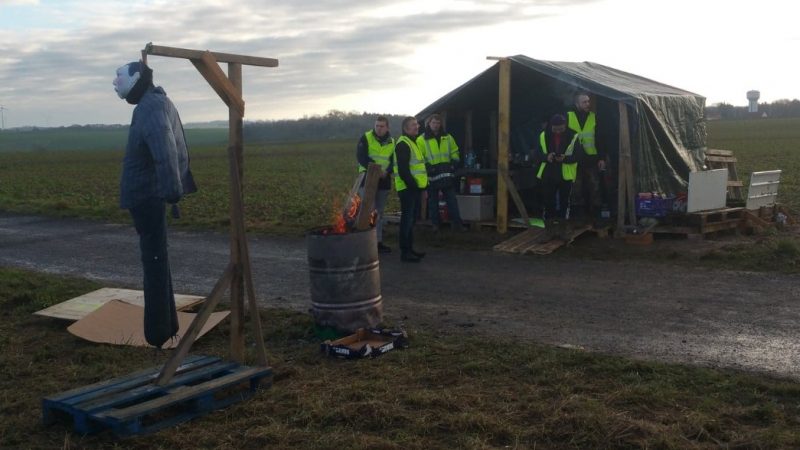 Les gilets jaunes ne décolèrent pas et s’installent au rond-point de Grandcamp