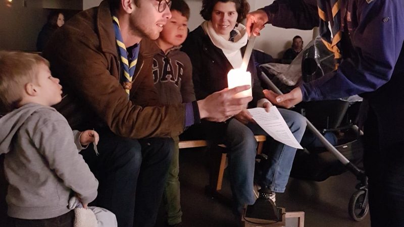 Rapportée de Bethléem, la lumière de la paix partagée entre les scouts du Ternois