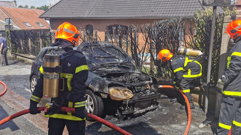 Saint-Pol : une haie s’embrase et le feu gagne une voiture garée rue de la Nouvelle-France