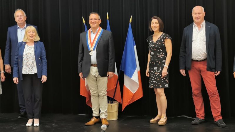 Benoît Demagny enfile le collier de maire de Saint-Pol lors du premier conseil municipal, en l’absence de Maurice Louf