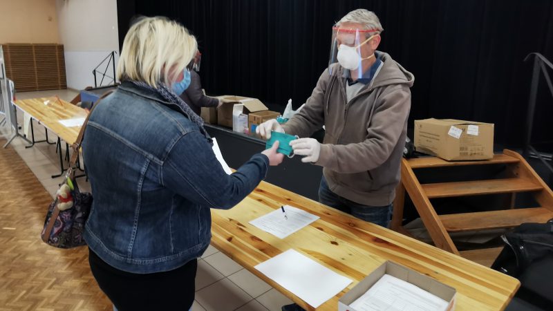 Des masques à usage unique distribués aux Saint-Polois, en attendant les lavables