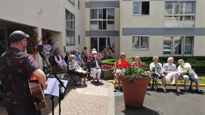 Saint-Pol : Mr Burns électrise les résidents des Jours Paisibles pour la fête de la musique