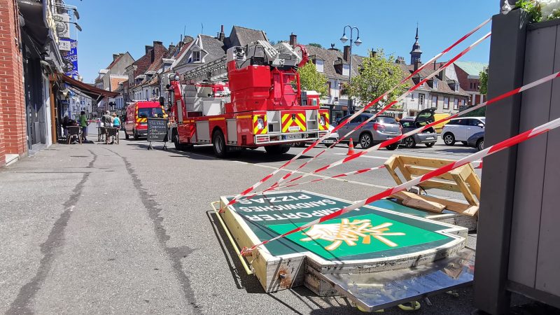 Saint-Pol : les pompiers démontent l’enseigne du P’tits Creux qui menaçait de tomber