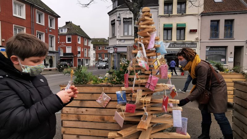 Saint-Pol : un sapin de bois pour échanger des enveloppes surprises