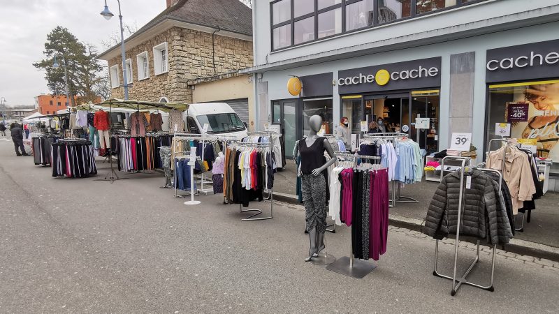 L’habillement interdit à la vente en boutique mais autorisé sur les marchés