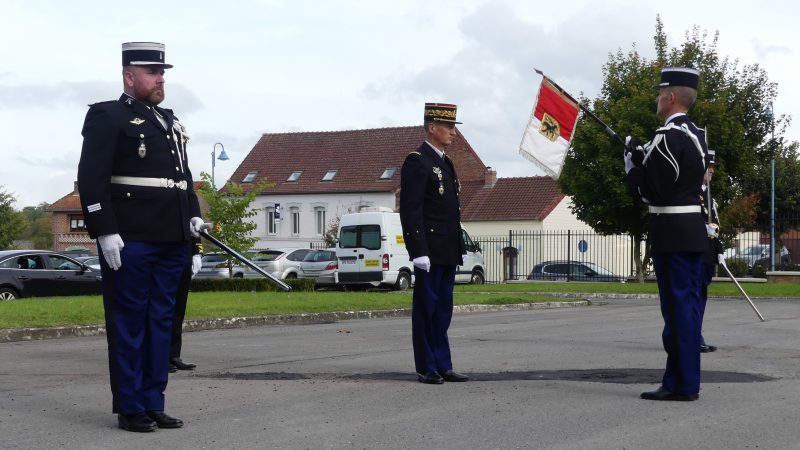 Cérémonial militaire pour la prise de commandement du capitaine Champain à la compagnie de Saint-Pol